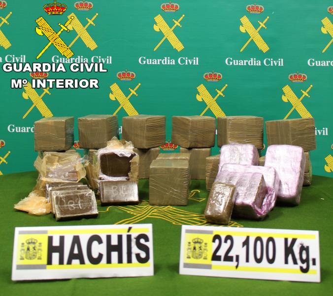 La Guardia Civil se incauta de 22 kilos de hachís en un registro a un vehículo cerca de Pobes
